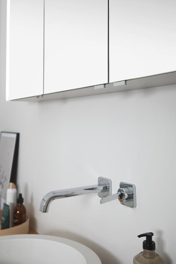 Artikelbild 9 des Artikels „Elegant Line 2.0 WLA, 3-türig, Alu matt 950 x 725 mm, Rückwand Spiegel, Aufputz “